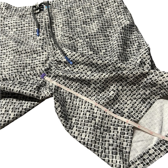Tommy Bahama Black, Gray and White Board Shorts with Modern Pattern Size Large - Picture 9 of 14